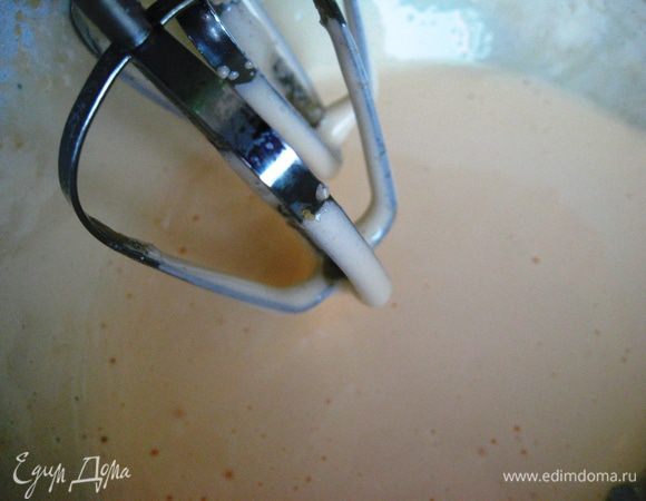 Духовку разогреваем до 200 градусов. Здесь важно все сделать быстро. Чем быстрее справитесь и отправите пирожные в духовку, тем вкуснее получится! Так что не мешкаем, а беремся за дело. Белки отделяем от желтков. Желтки взбиваем с половиной сахара до пышной светлой массы. Чем дольше, тем лучше.