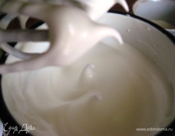 Белки взбиваем с сахаром до стойких пиков. Не забывайте сахар вводить постепенно после того, как белки вдвое увеличатся при взбивании.
