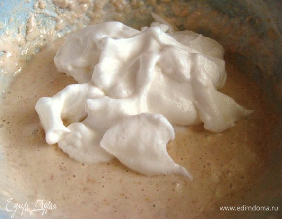 К желткам просеиваем муку, добавляем разрыхлитель. Аккуратно вводим белки и снизу вверх перемешиваем.