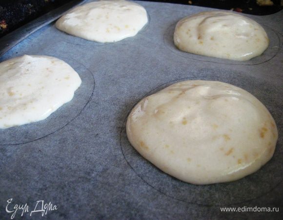 Быстро, но аккуратно кондитерским шприцем выкладываем лепешки и ставим в духовку минут на 15-25. Духовку не открывать при выпечке. Когда будут готовы, дать им остыть. Кстати, если использовать шероховатую бумагу, то тесто не будет расползаться и пирожные получатся более пышными. Обязательно оставляйте расстояние между пирожными, чтобы при выпечке им было место, куда расти.