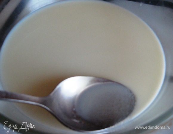 Готовим крем. Половину молока смешиваем с мукой. Мешаем до тех пор, пока не будет комочков. Оставшееся молоко ставим на медленный огонь, добавляем сахар, ванильный сахар.
