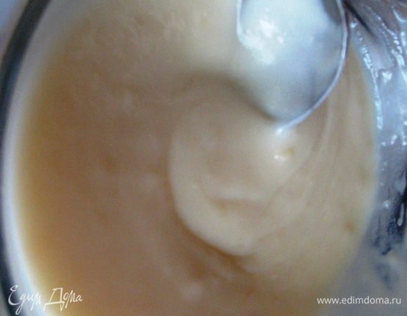Когда сахар полностью растворится, тоненькой струйкой, постоянно помешивая, вводим молочно-мучную смесь. Варим до загустения. Даем остыть. Размягченное масло взбиваем с остывшей молочной массой.