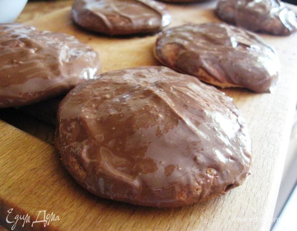 Сборка. Выбираем самые красивые лепешечки для верхушек. Шоколад растапливаем на водяной бане и покрываем их. Ставим в холодильник, чтобы шоколад застыл.