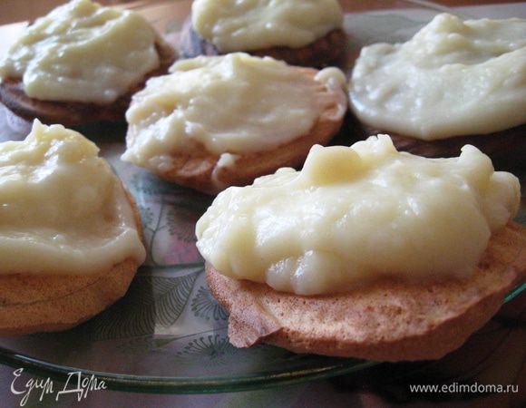 Теперь оставшуюся половину лепешек (щедро или не очень) одариваем заварным кремом.