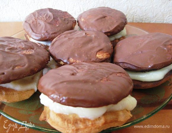 Сверху кладем наши шапочки и даем время настоятся, и пропитаться нашим пирожным в холодильнике минимум 3 часа (чуть не написала 23))). Угощаемся!!!