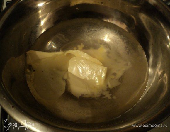 Для заварного теста влить в миску 220мл воды, добавить масло и соль, довести до кипения.