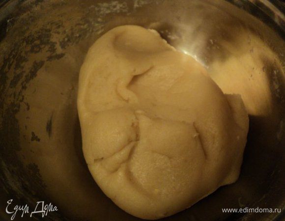 Снять с огня и подмешать муку. Затем поставить миску на средний огонь и готовить, помешивая, пока тесто не станет отставать от стенок. Снять тесто с огня и слегка охладить.