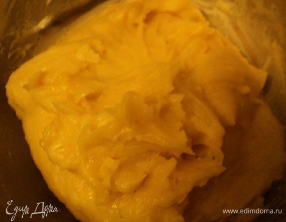 Подмешать по одному яйца, постоянно размешивая массу до однородного состояния.