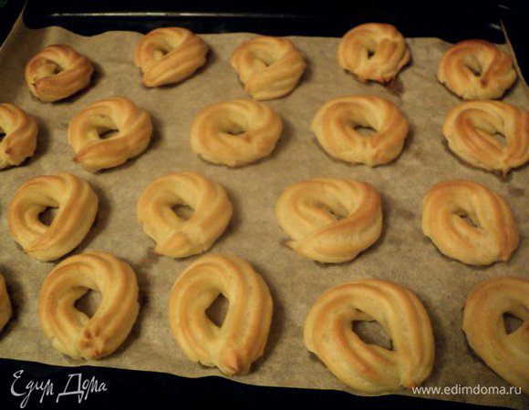 Выпекать при температуре 210 градусов 10-15мин.
Готовые колечки охладить.
