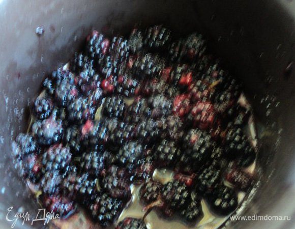 Для крема подготовить ягодное пюре:  ежевику смешать с сахаром, добавить 50гр воды, кипятить 5мин.