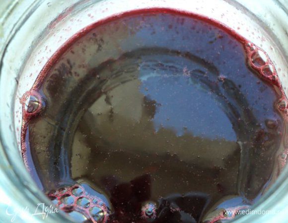 Затем ягодную массу протереть через сито. Желатин залить 40гр холодной воды, дать набухнуть  и, затем растворить  желатин в горячем ягодном пюре. Охладить до начала желирования.