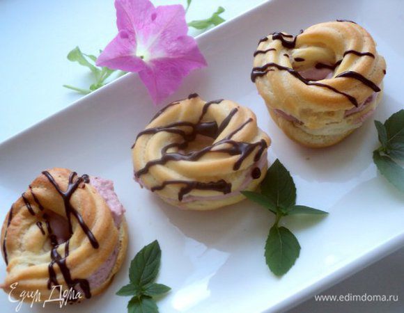 Заварные пирожные разрезать пополам, наполнить кремом и украсить растопленным шоколадом.Приятного аппетита!