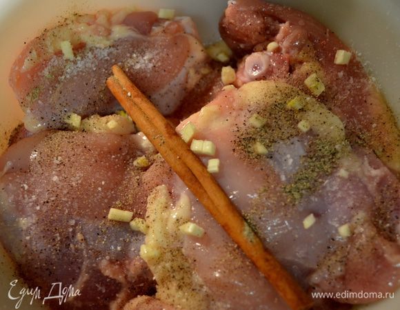 В блюде смешать курин. бедрышки с солью, перцем, тмином, чесноком, корицей. Выложить все это в слоукукер. И воды 0,5 стакана.