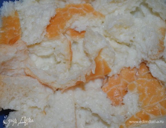 <font style="vertical-align: inherit;"><font style="vertical-align: inherit;">Белый хлеб поломать на куски и замочить в теплом молоке.</font></font>