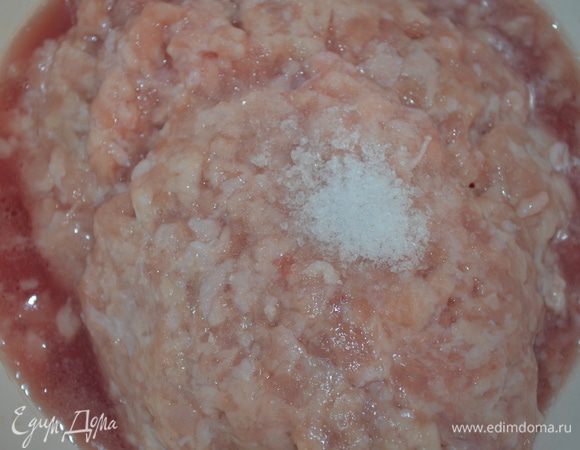 <font style="vertical-align: inherit;"><font style="vertical-align: inherit;">Фарш посолить и поперчить, добавить к нему разбухший хлеб.</font></font>