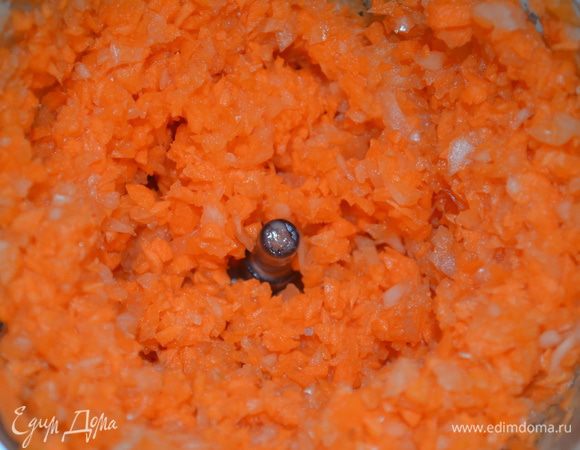 <font style="vertical-align: inherit;"><font style="vertical-align: inherit;">Лук и морковь натереть на терке.</font></font>