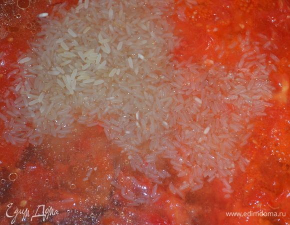 <font style="vertical-align: inherit;"><font style="vertical-align: inherit;">Добавить бульон, рис и лавровый лист, тушить на среднем огне 10 минут.</font></font>