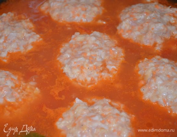 <font style="vertical-align: inherit;"><font style="vertical-align: inherit;">Заготовки выложить к соусу и рису, накрыть крышкой и тушить на среднем огне еще 30 минут. </font><font style="vertical-align: inherit;">Подавать, посыпав рубленой петрушкой.</font></font>