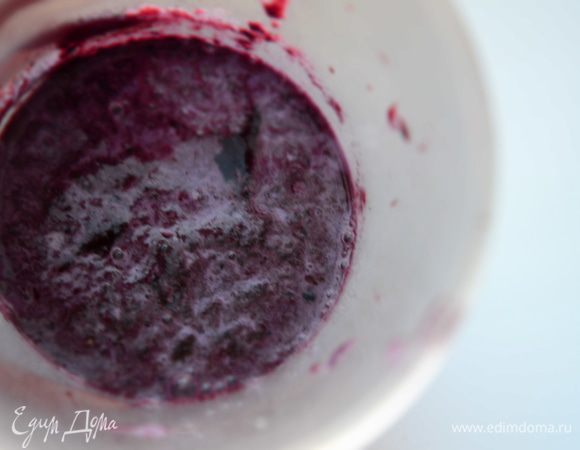 Чернику вымыть,сложить в погружной блендер и пюрировать.Добавить молоко и опять взбить.