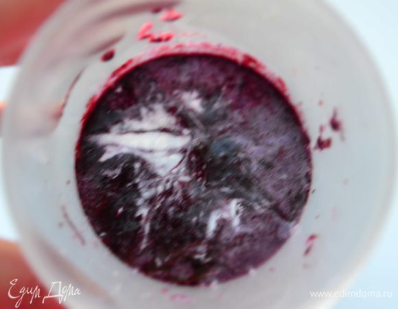 Добавить йогурт,сахар и лед и опять взбить блендером в течении 1 минуты.