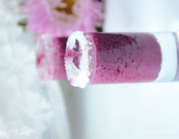 Разлить коктейль по бокалам,предварительно украсив их сахаром.