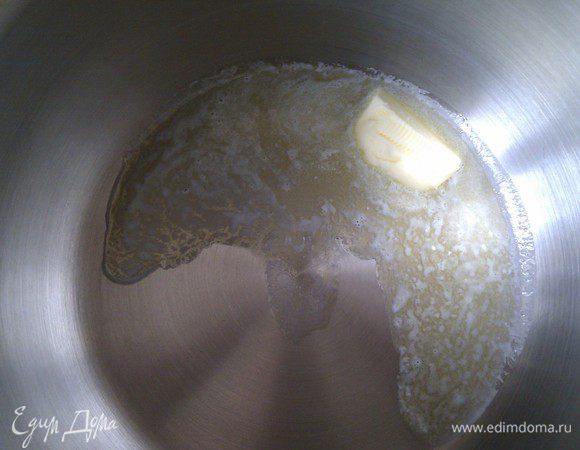 сливочное масло растопим в кастрюле на медленном огне, следите, чтобы не горело