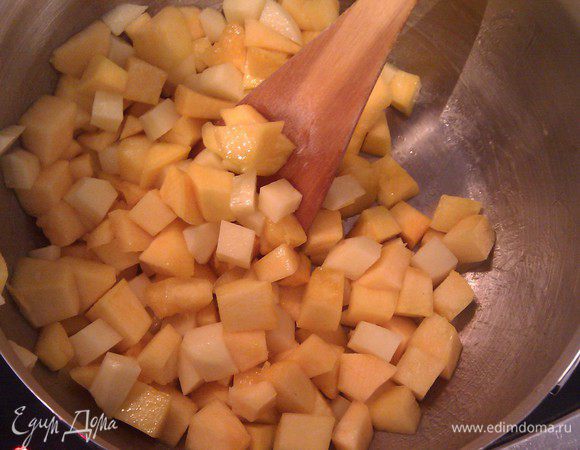 овощи кладем в кастрюлю и немного обжариваем