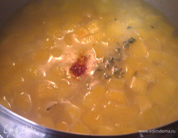 затем заливаем водой, чтобы она только покрыла овощи, солим по вкусу, кладем веточку тимьяна и варим 20 минут, затем добавляем шафран и варим еще 5, 