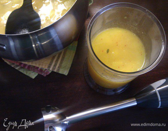 снимаем с огня, немного остужаем и взбиваем  в блендере