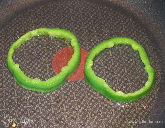 Перец режем кольцами и поджариваем на масле с обеих сторон. Можно слегка поджарить, можно сильнее - кому как нравится.