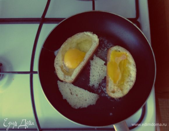 На разогретую с маслом сковороду выкладываем хлеб , выливаем в середину кусочка яйцо и обжариваем с двух сторон , середину хлеба можно поджарить тоже . Приготовление займет 3-5 минут .Снимаем с огня Наше блюдо ,солим, перчим и наслаждаемся )))