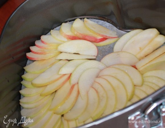 Яблоки очистить от кожуры, вырезать сердцевины, порезать тонкими дольками.