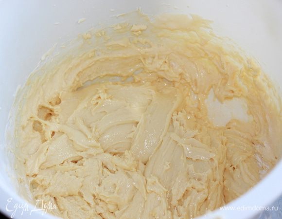 Взбить белки  до образования пышной белой пены.  Соединить взбитые желтки с белками. Частями ввести муку, смешанную с разрыхлителем. Взбивать до образования однородной массы.  