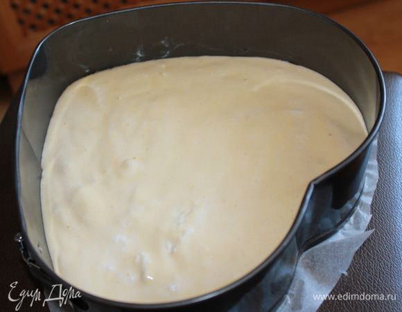 Форму смазать сливочным маслом и посыпать мукой. На дно формы вылить 1/2 часть теста, выложить 1/2 часть яблок. Затем снова тесто, сверху украсить дольками яблок.  Отправить в предварительно разогретую духовку. Выпекать при температуре 190 градусов 30-40 минут. 
 