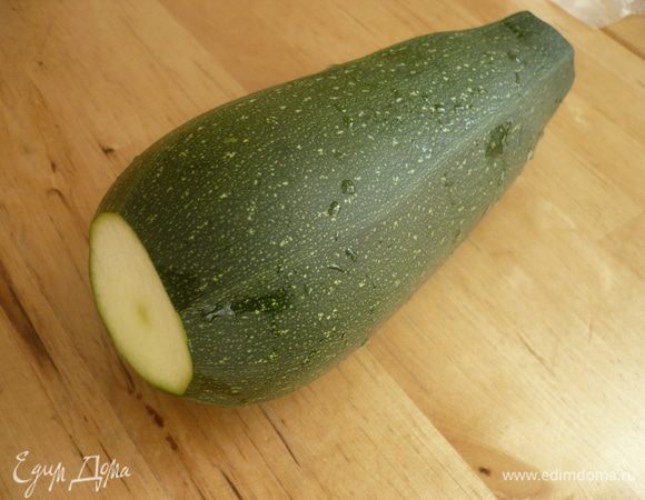 Кабачок натереть на крупной терке и оставить на некоторое время, чтобы он дал сок, и потом отжать его