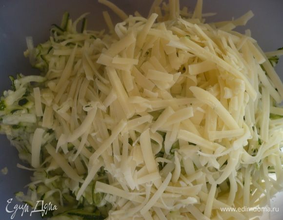 Сыр натереть на крупной терке и добавить к кабачкам