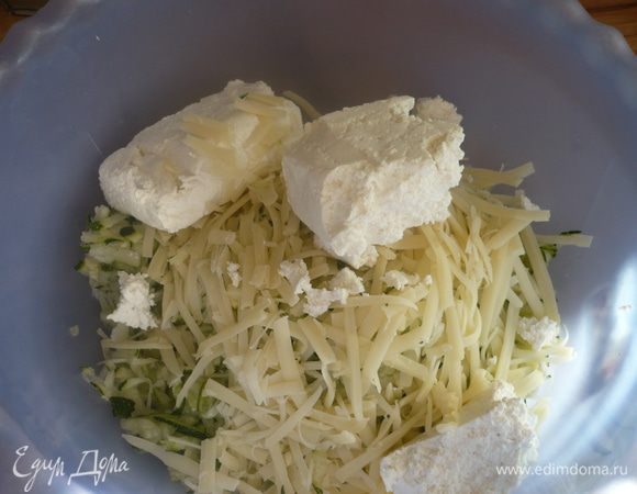 добавить творог, соль, чеснок, пропущенный через пресс