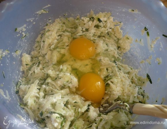 добавить яица, крахмал
