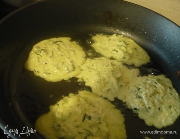 обжаривать оладьи на хорошо разогретой сковороде на раст. масле, накрыть крышкой, перевернуть и дожаривать без крышки
