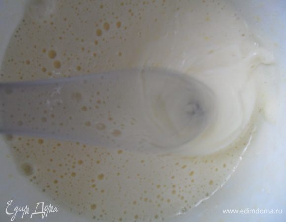 Яйцо взбить с желтком и сахаром 2 минуты.