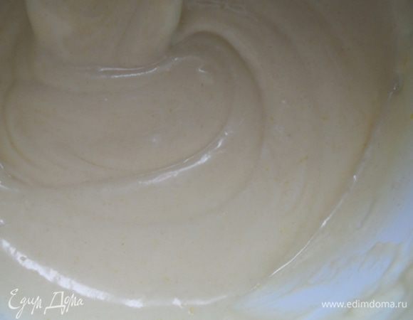 Муку просеять с разрыхлителем, добавить половину массы к яйцам, аккуратно перемешать, добавить остальную половину, влить масло и хорошо вымешать. Должна получиться тягучая гладкая масса.