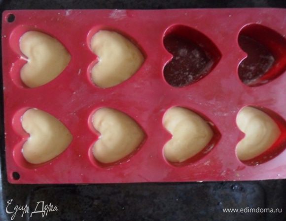 В форму,смазанную маслом и присыпанную мукой, выложить тесто на 3/4, оставив место подняться. Выпекать 20 минут при 180 градусах.