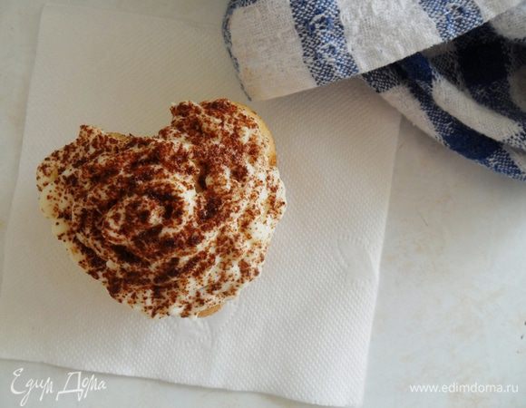 Готовые кексы пропитать ликером,остудить, покрыть кремом и посыпать какао. Для крема смешать все ингредиенты и охладить около 15 мин в холодильнике.
Приятного аппетита!)