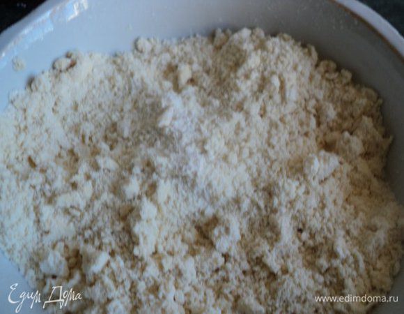 Масло нарезать небольшими кусочками и растереть с мукой в крошку.