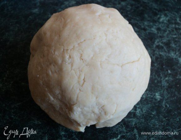 Добавить яйцо, молоко и быстро замесить тесто. Завернуть его в пищевую пленку и положить в холодильник на 30 мин.