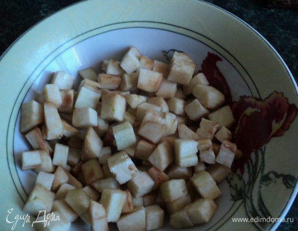 Барлажан очистить от кожицы, нарезать кубиками, посолить и оставить на 10-15мин, затем промыть холодной водой и отжать от лишней влаги.