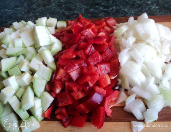 Лук и чеснок мелко порезать, перец и кабачок порезать кубиками.
