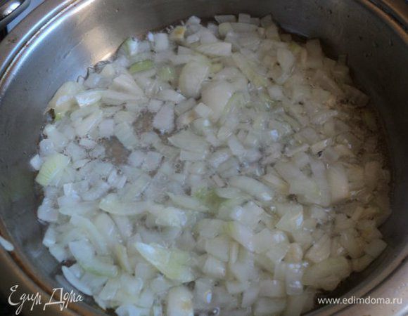 Лук и чеснок пассировать на растительном масле до прозрачности.