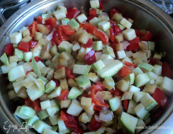 Затем добавить баклажаны и кабачки и поджарить все вместе 5-7мин.