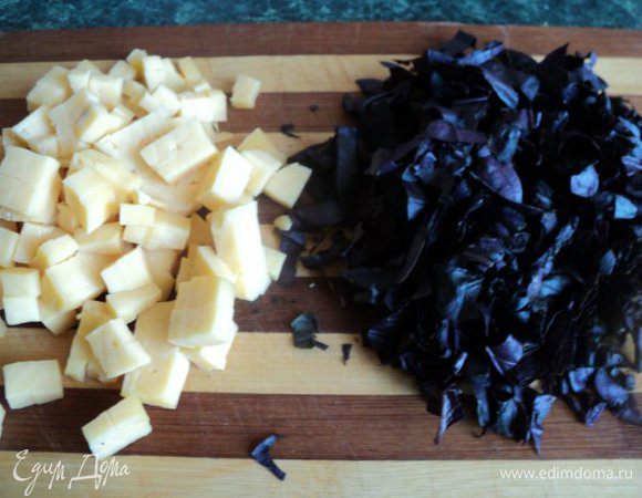 Базилик мелко порезать, сыр порезать кубиками.